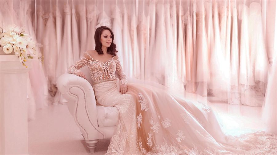 Noiva com vestido de noiva em um ateliê de locação